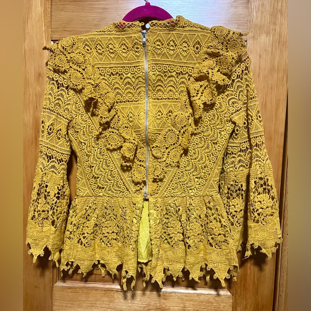 Champagne & Strawberry Mustard Yellow Crochet Lace Blouse Size S Small NWOT - Picture 3 of 3